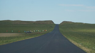 草原上的笔直公路