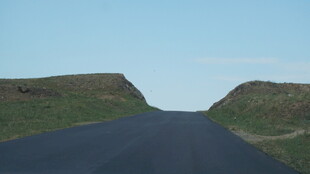 开阔公路伸向远方