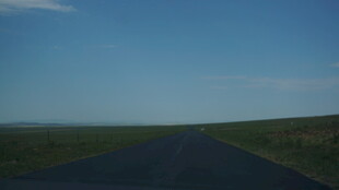草原上的延伸公路