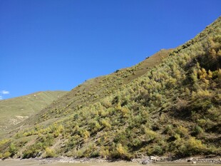 青山蓝天间的自然景致