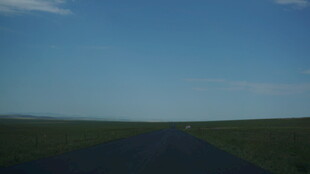 开阔公路伸向远方