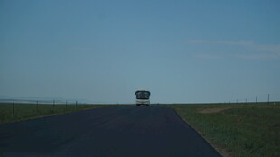 公路尽头的孤独身影