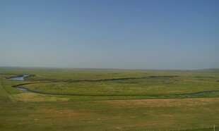 广袤草原上的蜿蜒河流