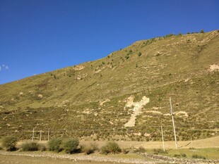山坡上的电力设施景观