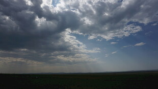 草原上空的壮丽云层