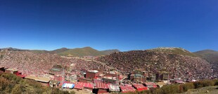 山间红顶建筑全景