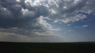 草原上空的壮丽云层景观