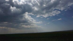 草原上空的壮丽多云景象