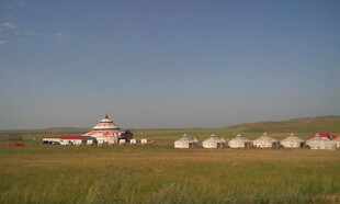 草原上的蒙古包群落