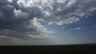 天空乌云密布的壮丽景象