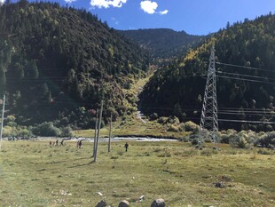 山间开阔地与输电设施