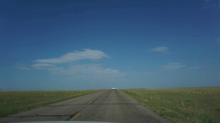 旷野中的延伸公路