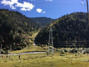 山间田野与输电塔景观
