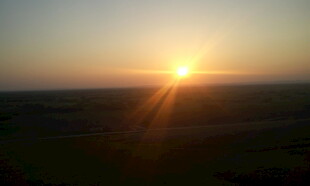 日出时分的壮丽天际线