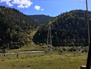 山间田野与输电塔景观