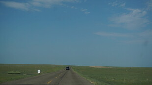 草原公路上的行驶景象