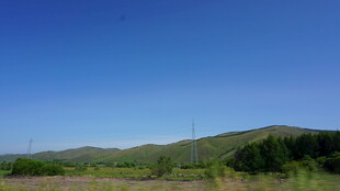 广阔山野蓝天风景图