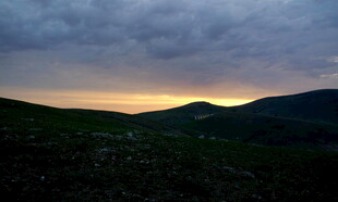 黄昏下的山峦美景