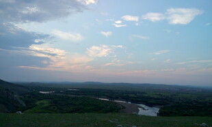 黄昏下的河谷风光