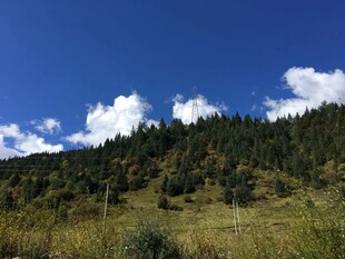 青山蓝天间的自然美景