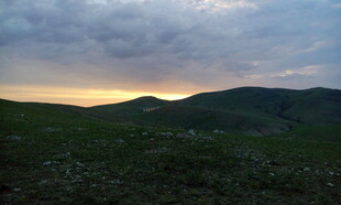 黄昏下的山峦美景