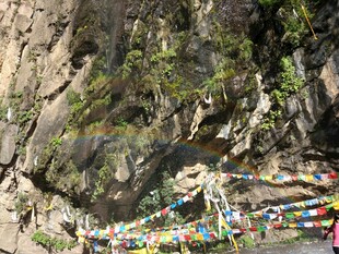 山间崖壁悬挂多彩经幡