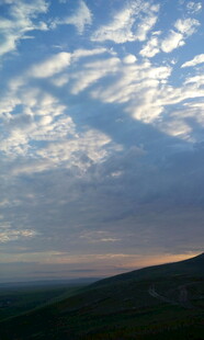 黄昏时分的山峦与天空