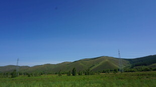 蓝天绿野间的秀丽山景