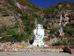 山间白塔与五彩经幡景观