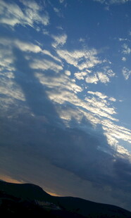 天空云彩与远山美景