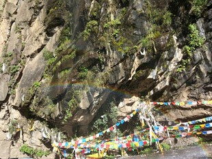 山间经幡悬挂于陡峭崖壁