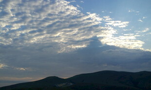 山间云海蓝天美景