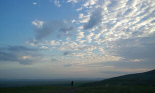 旷野上的独行者与美丽天空