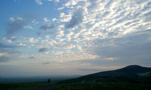 天边云霞下的山峦美景