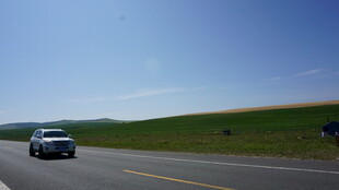 公路上行驶的汽车