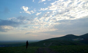 黄昏下的远山与天际