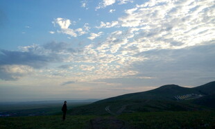黄昏远山处的孤独身影
