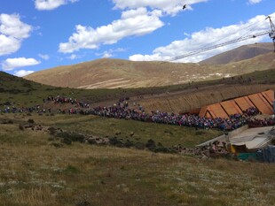 草原上的建筑与人群景观