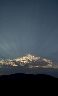 黄昏时分的天空与远山