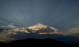 日落时分的天空与山峦