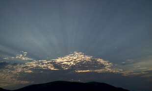 日出时分的山峦与霞光