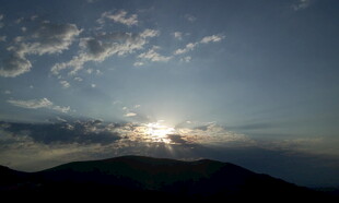 日出时分的山峦与云霞