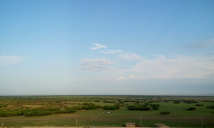 广袤草原上的晴朗天空