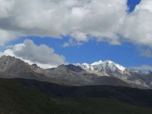 雪山蓝天壮丽自然景观