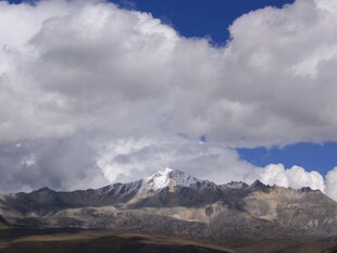 雪山云海壮丽风光