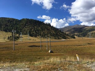 草原山峦蓝天美景