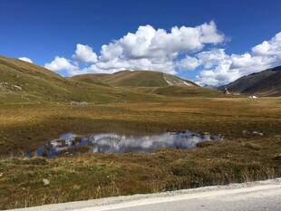 山间公路旁的静谧小水塘
