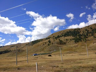 草原山丘间的蓝天白云