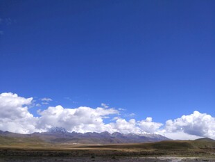 蓝天之下的广袤草原与云朵