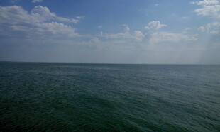 广阔海面与蓝天白云美景